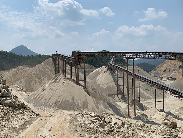A production line capable of producing 1800 tons of crushed stone per hour